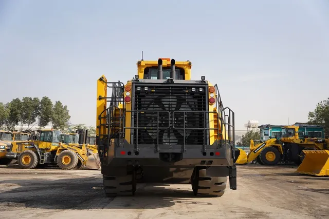 Komatsu WA900-8R Loader Rear Image