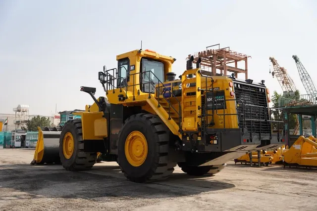 Komatsu WA900-8R Loader Rear Left Image