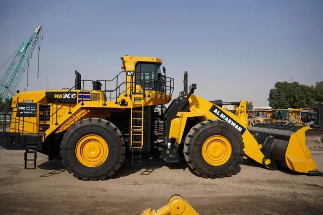 Komatsu WA900-8R Loader Right Side Image