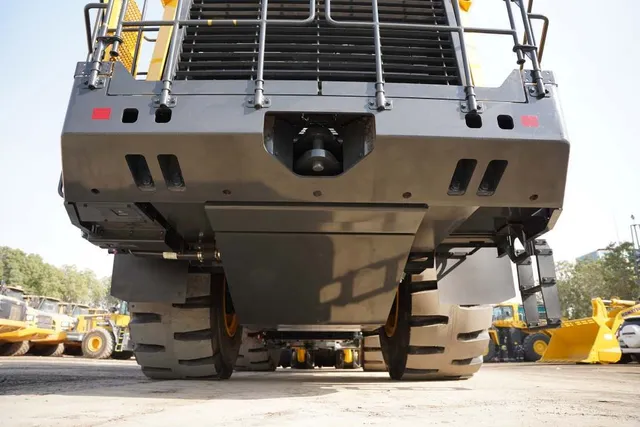 Komatsu WA900-8R Loader Undercarriage Image