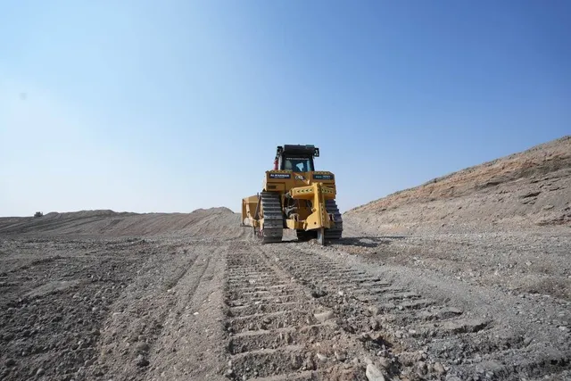 Medium Dozers 22 ton for rent from Al Marwan