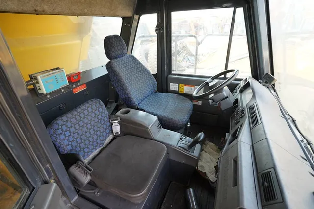 off-highway-Komatsu-dump-truck HD785 cabin view