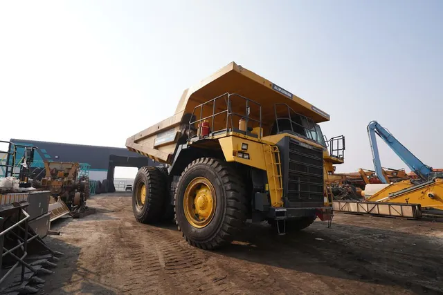 off-highway-Komatsu-dump-truck HD785 front right view
