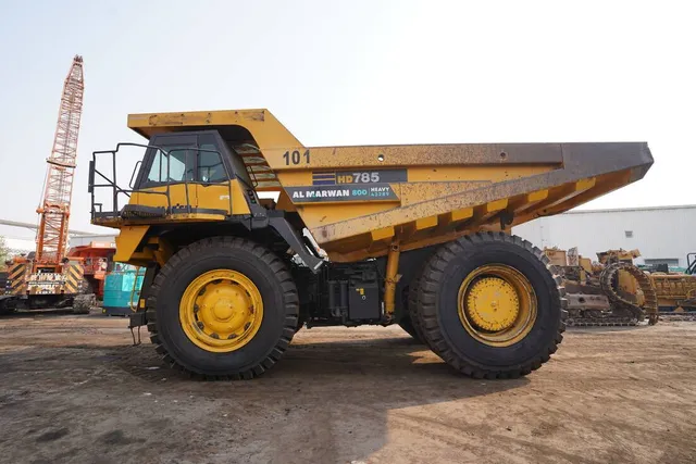 off-highway-Komatsu-dump-truck HD785 left side