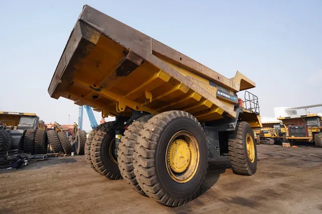 off-highway-Komatsu-dump-truck HD785 rear right side