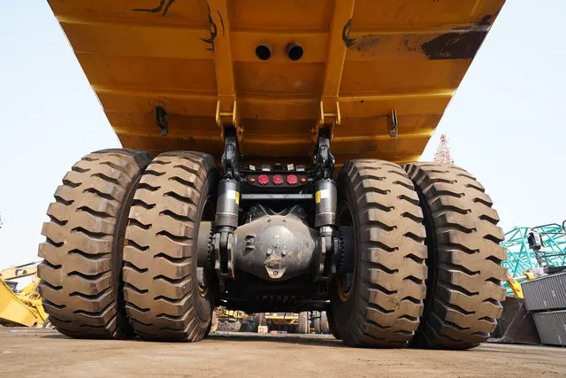 off-highway-Komatsu-dump-truck HD785 undercarriage view