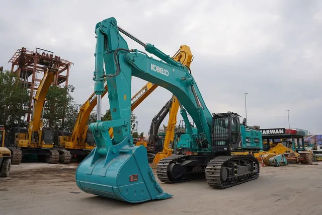 Rent Large 85-Ton Track Excavator | Al Marwan