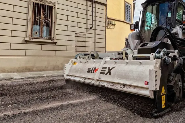 Efficient Asphalt Removal: PL 2000 Road Planer-New for Sale