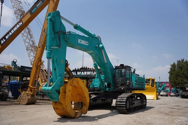Rent Large 85-Ton Track Excavator | Al Marwan