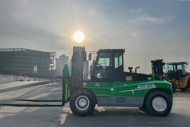 Socma HNF-160S Forklift Left Side View