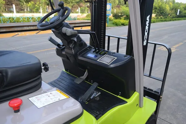 Socma FB16 Electric Forklift Inside Cab Image