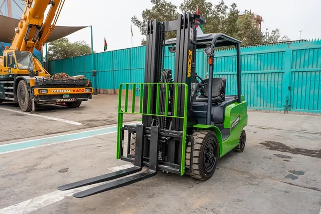 Socma FB35 Electric Forklift Front Left View