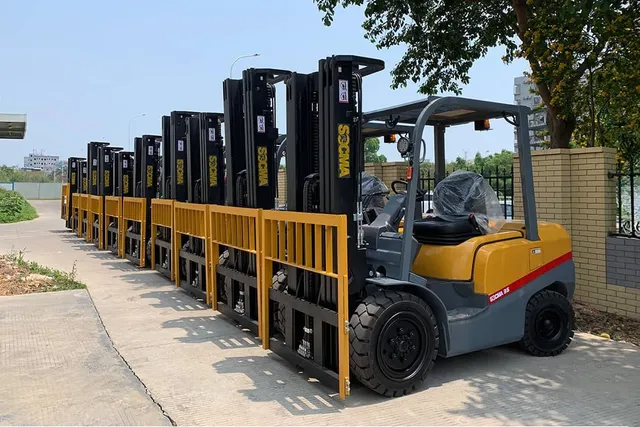 Socma HNF-35 Diesel Forklift Front Left View