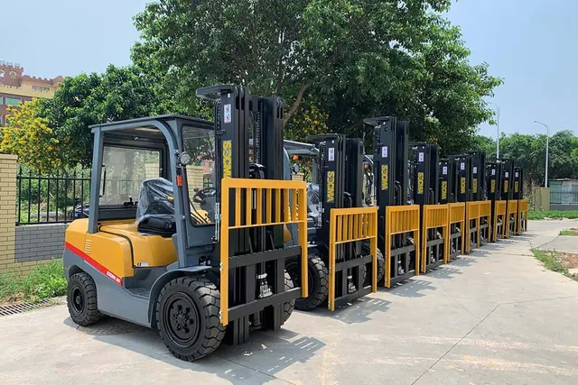 Socma HNF-35 Diesel Forklift Front Right View