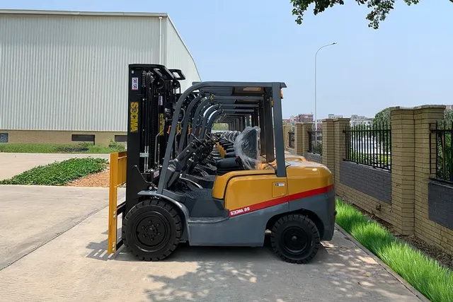 Socma HNF-35 Diesel Forklift Left Side View