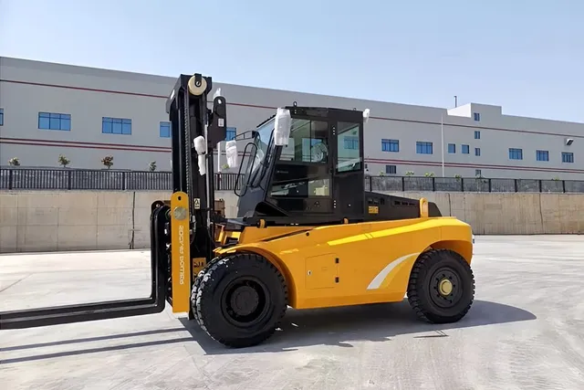 Socma HNF-120 diesel forklift left side view