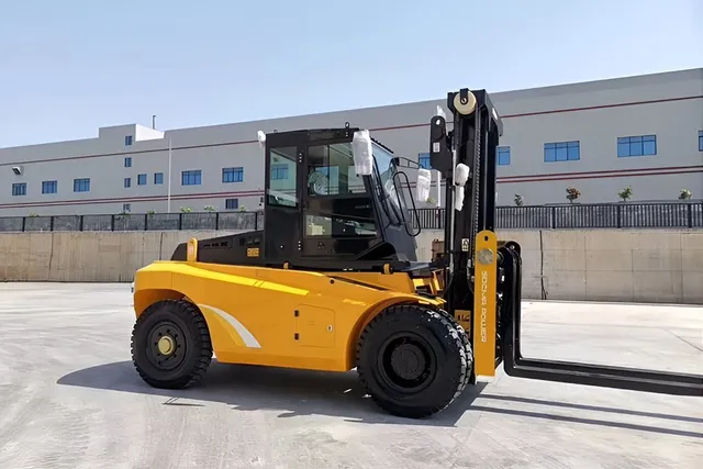 Socma HNF-120 diesel forklift right side view