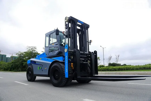 socma HNF-135 diesel forklift front right image