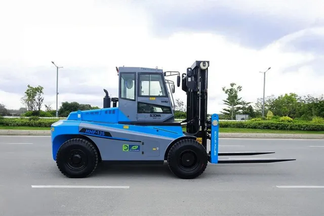 socma HNF-135 diesel forklift right side image