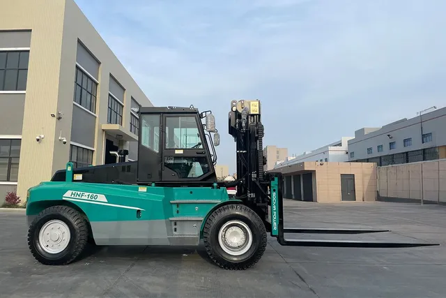 Socma HNF-160 Forklift Right Side Image