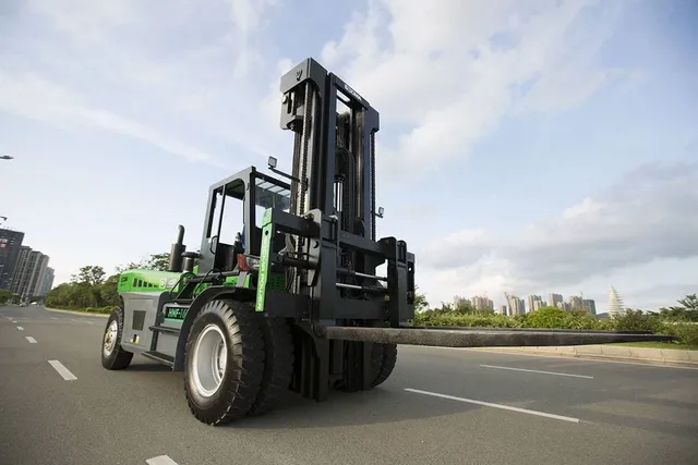 Socma HNF-180 Diesel Forklift Front Right View