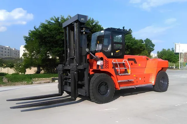 Socma HNF-280 Diesel Forklift Front Left Image
