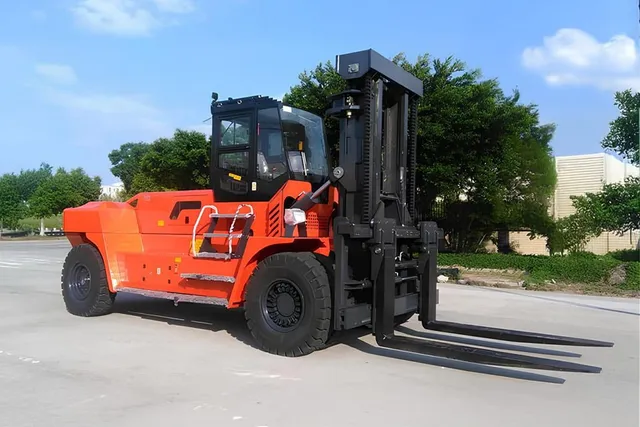 Socma HNF-280 Diesel Forklift Front Right Image