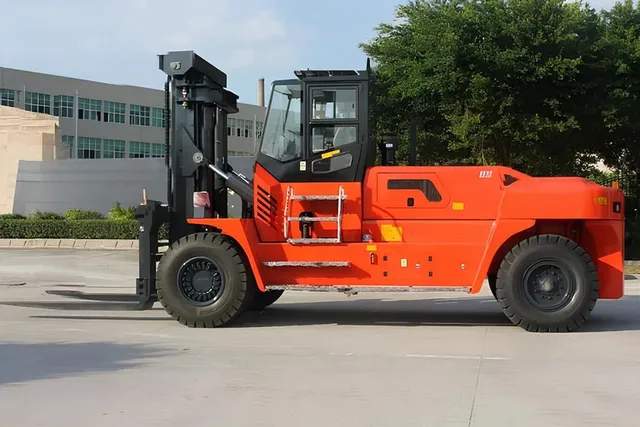 Socma HNF-280 Diesel Forklift Left Side Image