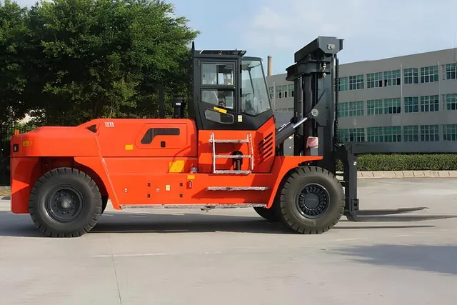 Socma HNF-280 Diesel Forklift Right Side Image