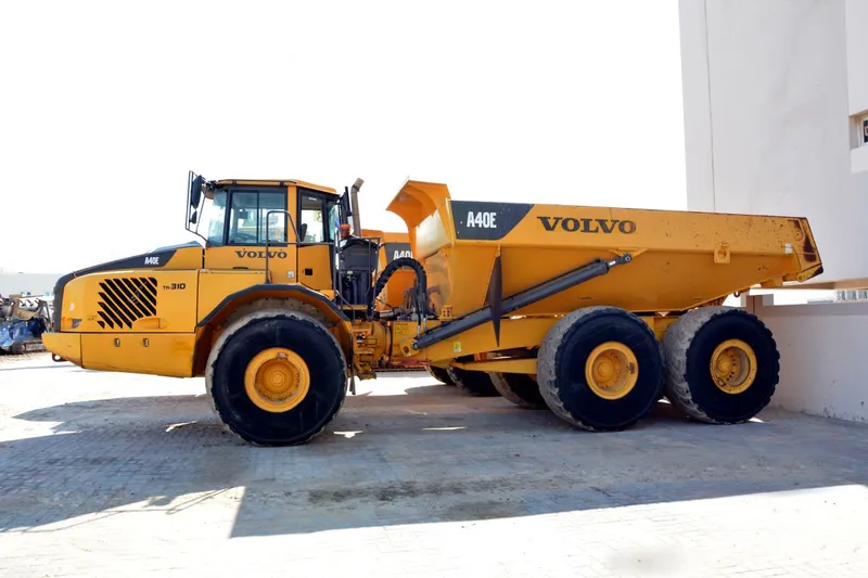 شاحنة تفريغ من فولفو في ساحة المروان