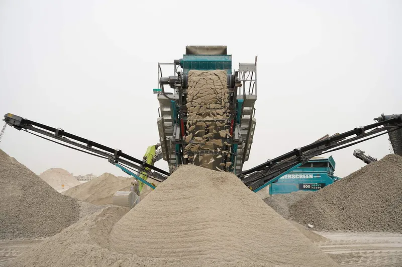 A 3 deck screener in action