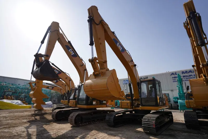 أسطول من الحفارات المجنزرة المستعملة من كاتربيلر 323D3