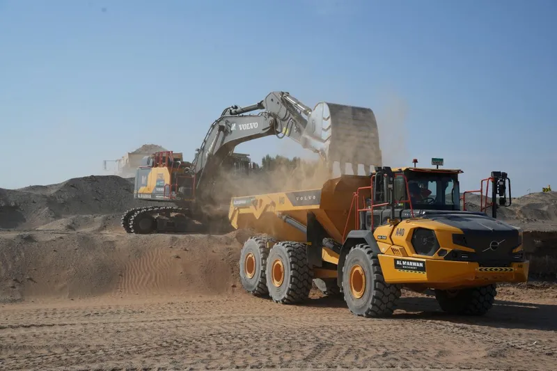 شاحنة التفريغ فولفو A40G مع حفارة فولفو EC550 في موقع بحيرة الذيد