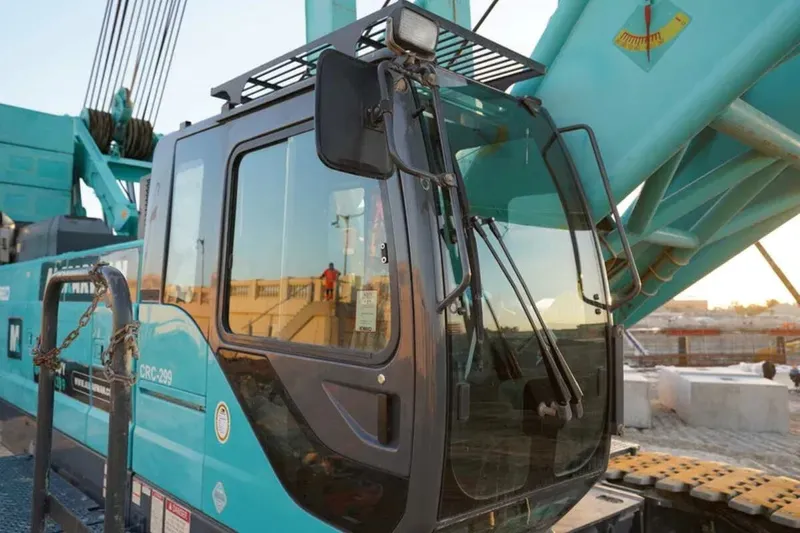 Kobelco CKS2500 crawler crane’s cabin