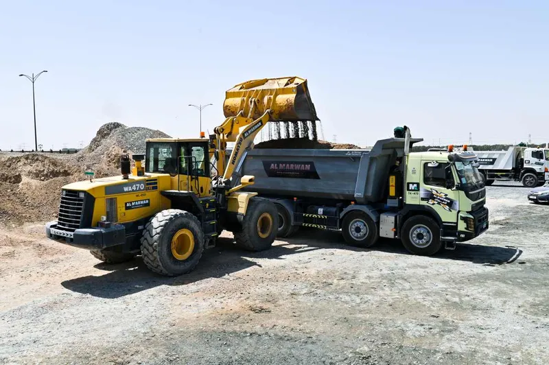 شاحنة النقل FMX 460 من فولفو مع اللودر كوماتسو WA470 