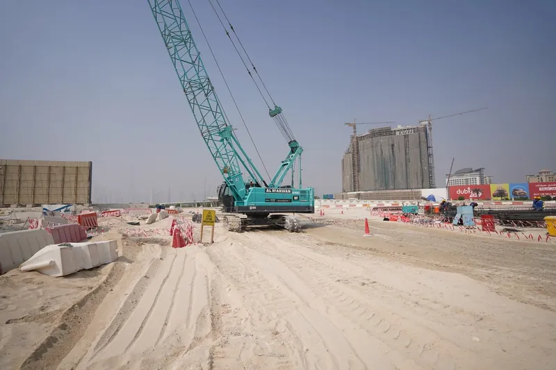 KOBELCO CKE800 hydraulic crawler crane is often rented for its medium, 80-ton lifting capacity