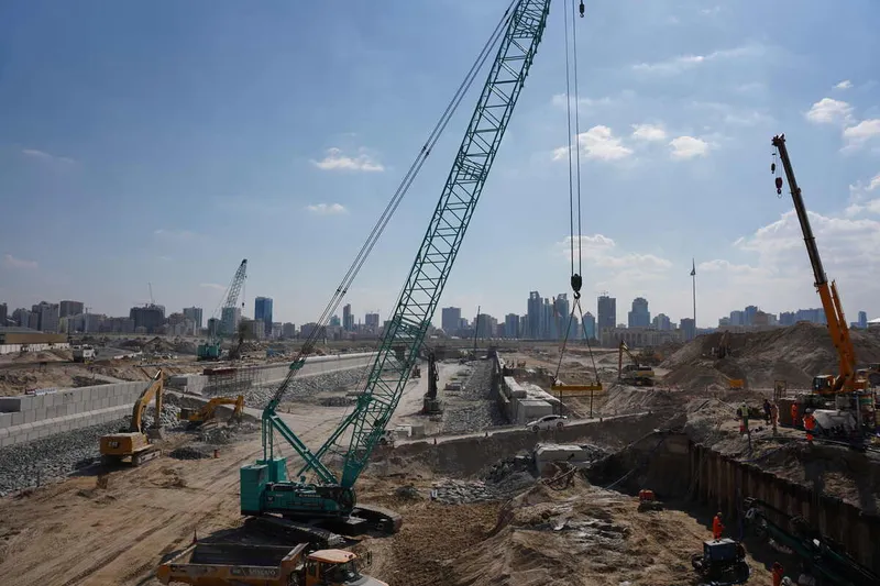A Kobelco 7250S crawler crane on the Al Layyah Canal project site