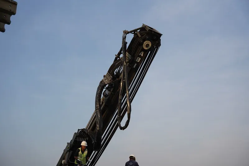 The leader mast of the ABI Mobilram TM 17 sheet piling rig is up to 18 meters