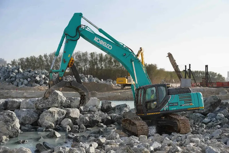 حفار ​​SK380 المتوسط مجهز بملحق خطاف
