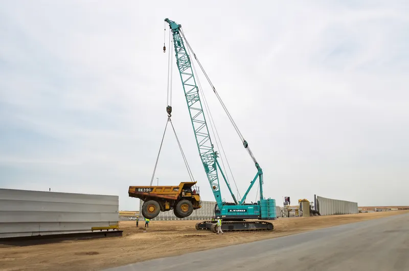 A KOBELCO CKS1350 lifting a large CAT haul truck