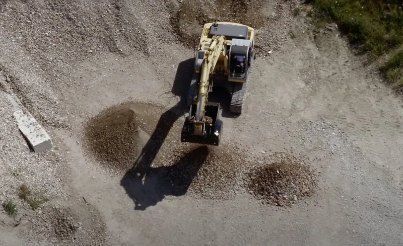 Top view of an excavator screening materials with a Simex screener bucket