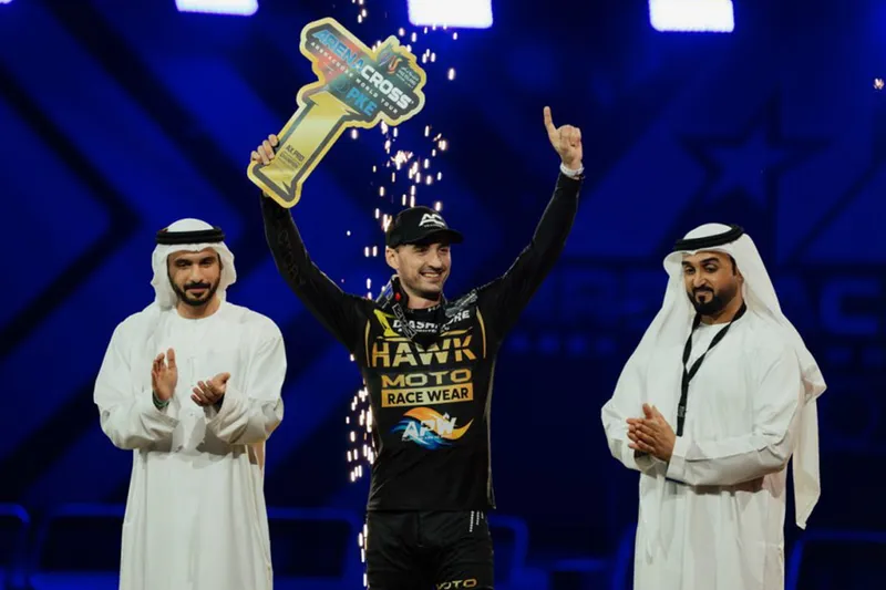 الفرنسي أدريان إيسكوفير يصبح أول بطل على الإطلاق لبطولة Arenacross World Tour في جزيرة ياس بأبوظبي.