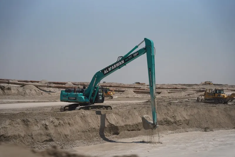 عملية التجريف البحري بواسطة حفارة كوبلكو ذات الذراع الطويل SK850LC.
