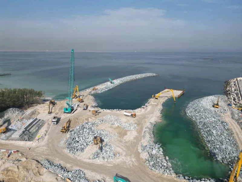 An Al Marwan Kobelco CKE800 crawler crane on the Al Layyah Canal job site