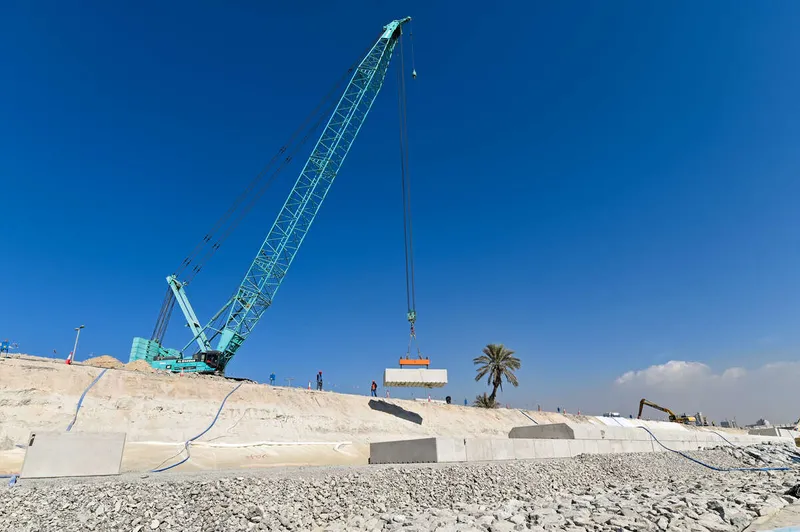 A Kobelco CKS2500 crawler crane in action