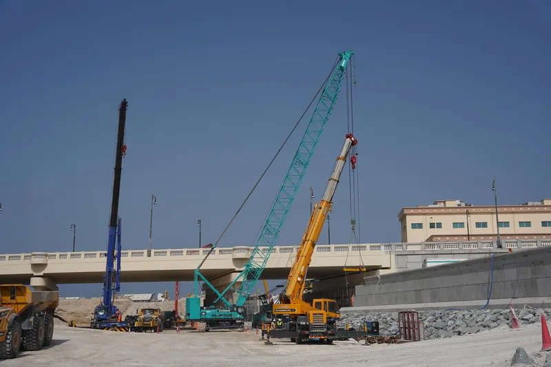 Multiple cranes, including a Kobelco CKS725 crawler crane on Al Layyah Calanal job site