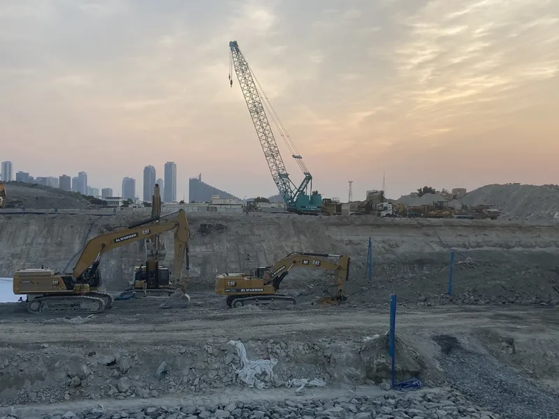 Rental equipment on site in Sharjah featuring the KOBELCO CKS2500 crawler crane
