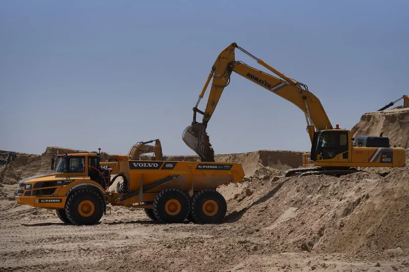 Rental fleet machinery, Komatsu PC400 excavator and A45G sump truck