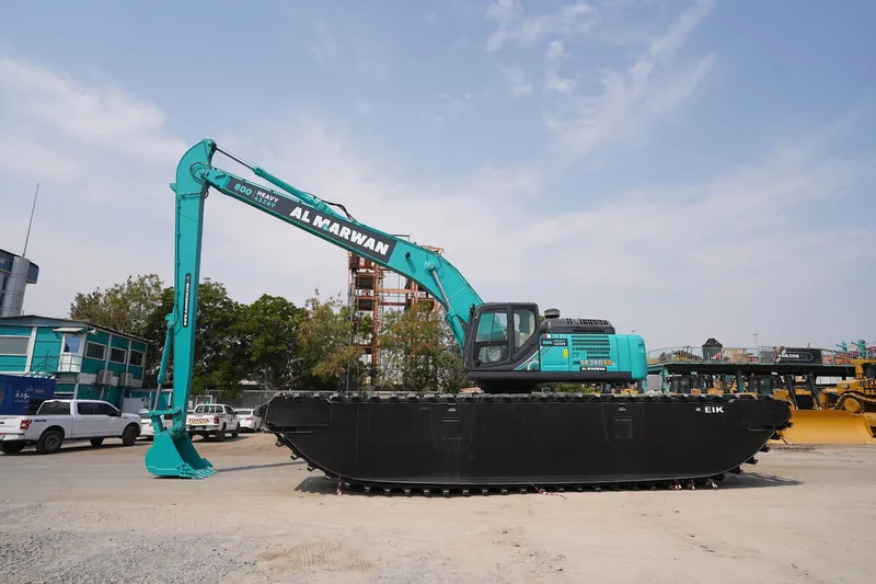 A closer look at the Kobelco SK380 amphibious excavator’s pontoon undercarriage at Al Marwan yard
