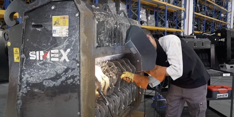 Blades of the SIMEX VSE screener attachment can be reinforced through welds to prevent abrasion and corrosion